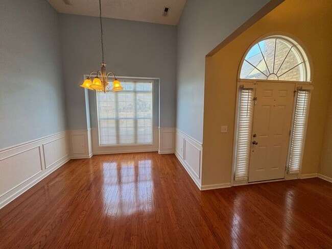 Building Photo - Prime Location and Fenced Yard