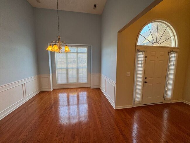 Foto del edificio - Prime Location and Fenced Yard