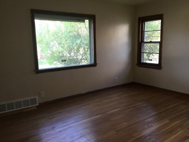Building Photo - 4 Bedroom Single Family Home