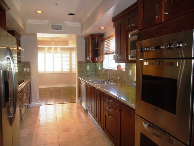 Building Photo - Luxurious condo with top of the line appli...