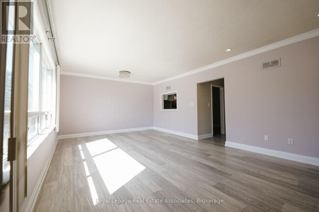 Photo du bâtiment - 11 Mississauga Rd N