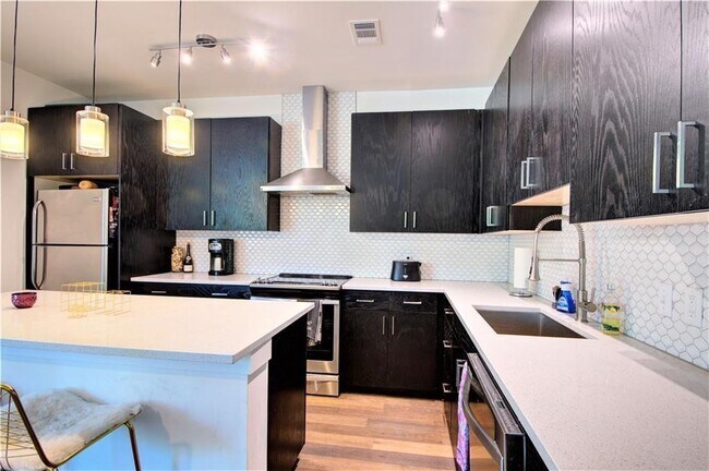 Building Photo - 1615 E 7th St