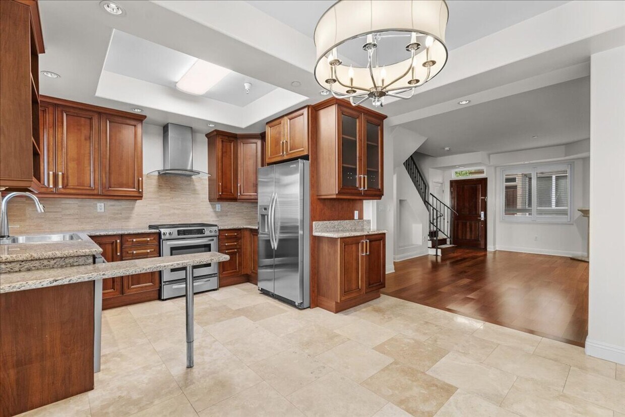 Foto principal - Spacious 3-Bedroom Tri-Level Townhome with...
