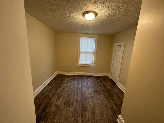 Foto del edificio - 824 Riverview St