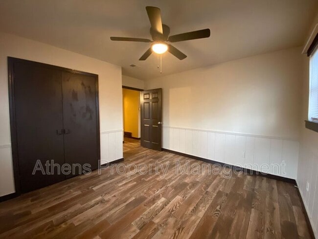 Building Photo - 1033 Alpine Ct