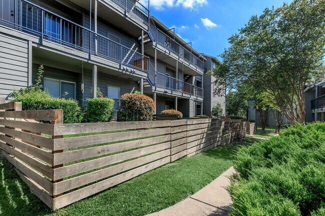 Building Photo - 13005 Heinemann Dr