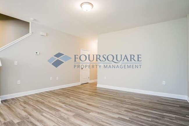 Building Photo - Townhome | Back Patio with Privacy Fence |...