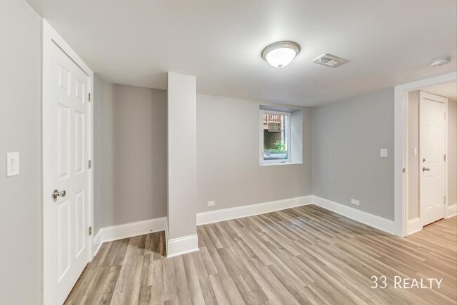Building Photo - Oak Park Duplex / 3 Bed 3 Bath / Laundry i...