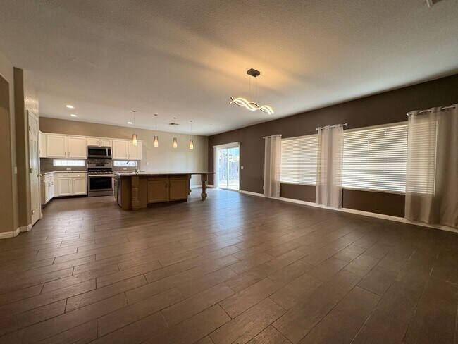 Foto del edificio - Beautiful, Spacious Home Located in the He...