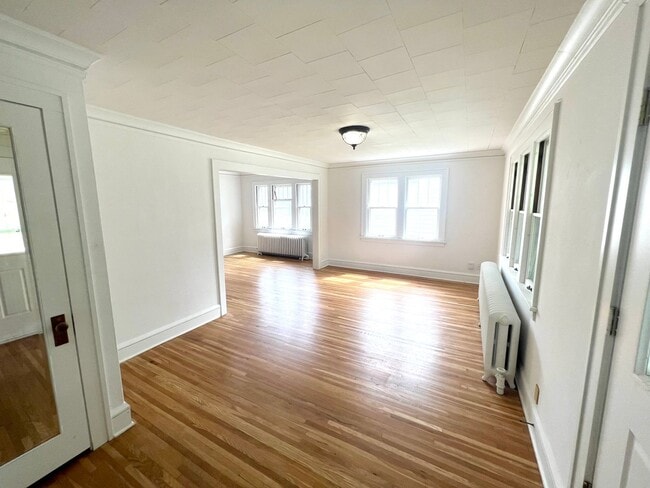 Building Photo - 3 Bedroom, 1 Bathroom Single-Family Home!