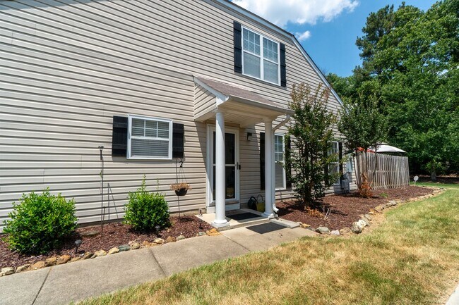 Building Photo - Beautiful townhome in Whitsett NC