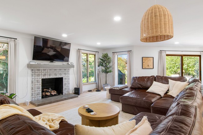 Building Photo - 5 Bed/4.5 Bath Undergrads OK Close to VT