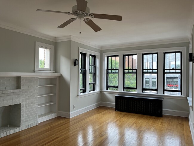 Foto del edificio - 2445 W Foster Ave