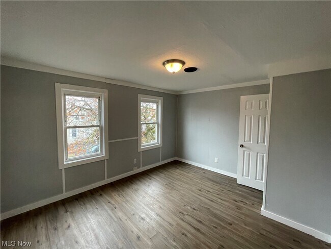 Building Photo - 3119 W 56th St