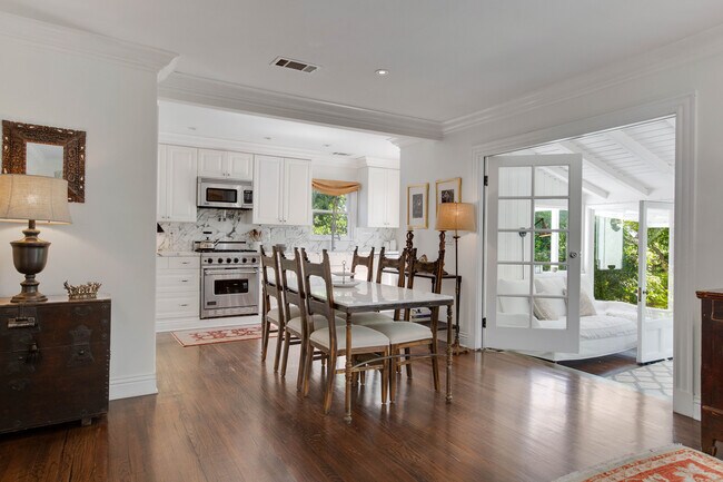 Foto del edificio - 2217 Beverly Glen Pl