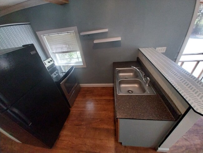 Building Photo - Cottage Apartment Including Utilities