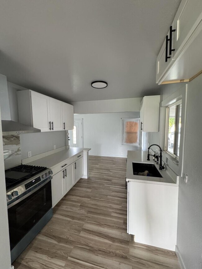 Foto del edificio - 1854 De Ovan Ave