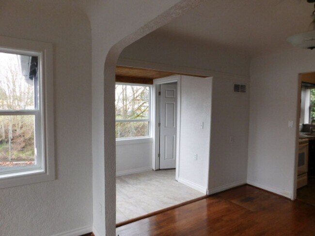 Foto del edificio - 3Bd/2Ba Two Story House - Available to View!