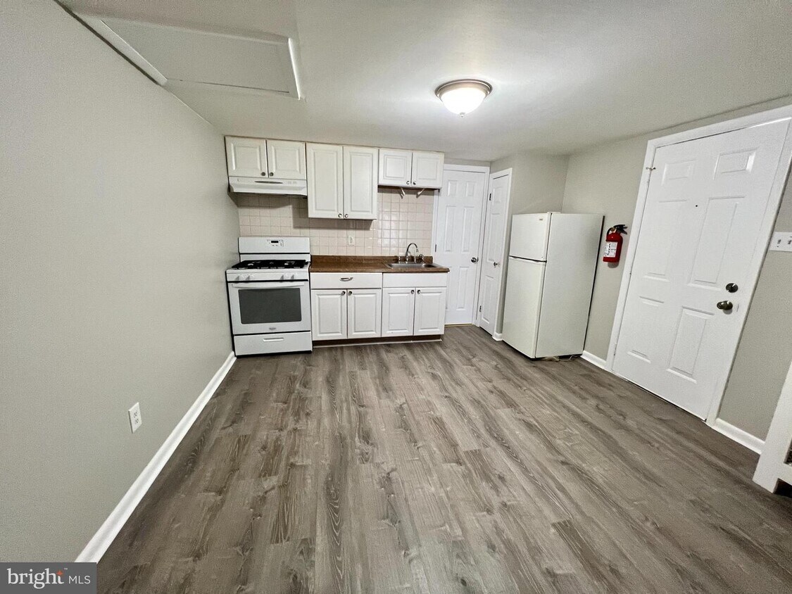 220 Delsea Dr Unit 2F, Westville, NJ 08093 Room for Rent in Westville