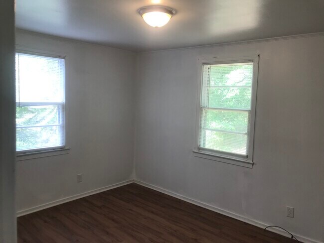 Foto del edificio - 2215 Ivy Rd