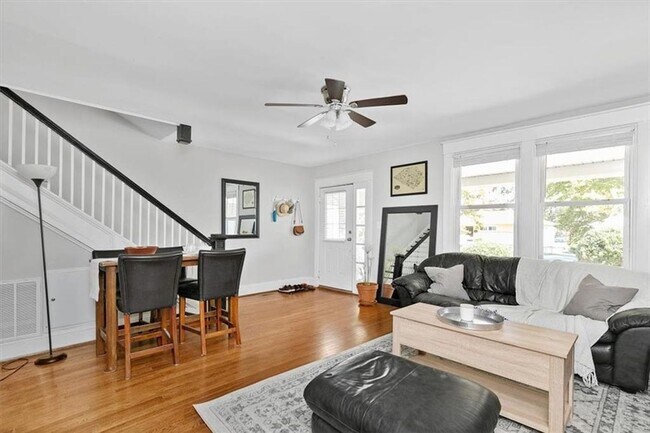 Building Photo - Quintessential Northside House