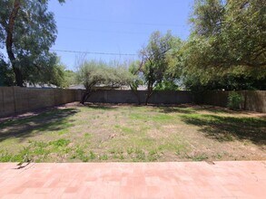Building Photo - 1407 W Glenrosa Ave