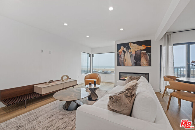 Foto del edificio - 3305 Ocean Front Walk