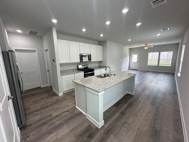 Foto del edificio - Brand New Modern 3-Bedroom Home with Upgra...