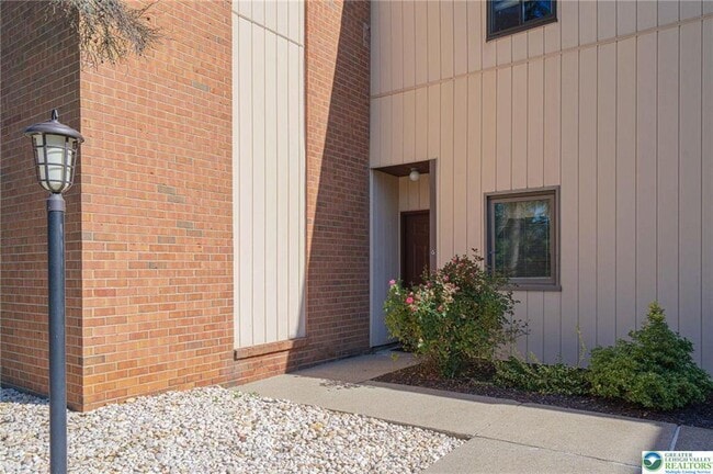 Building Photo - 997 Village Round