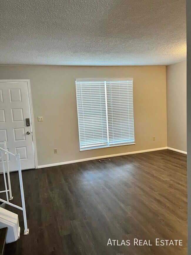 Foto del edificio - 11194 Forest Ave