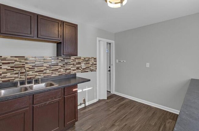 Building Photo - Marshalltown Deluxe