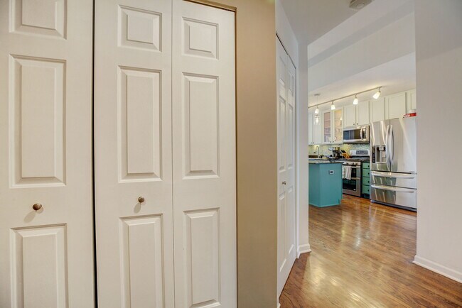 Foto del edificio - 2356 N Elston Ct