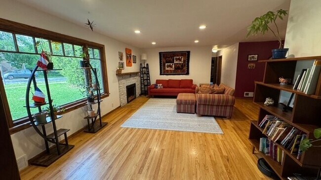 Building Photo - Fully Furnished 3 Bed 1 Bath Home Now Rent...