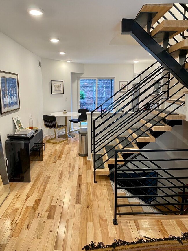 Foto del edificio - Stunning 3-Bedroom Townhome in the Heart o...
