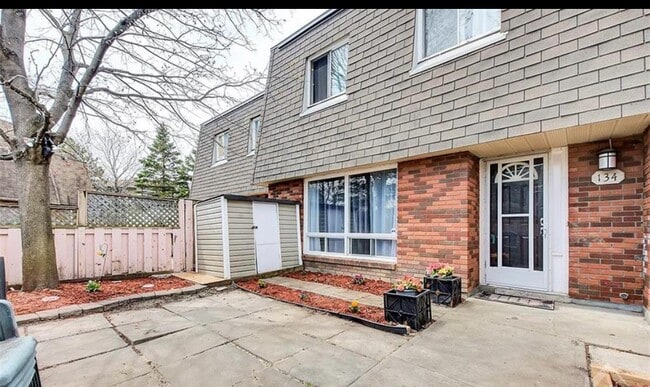 Building Photo - 134 Royalton Pvt