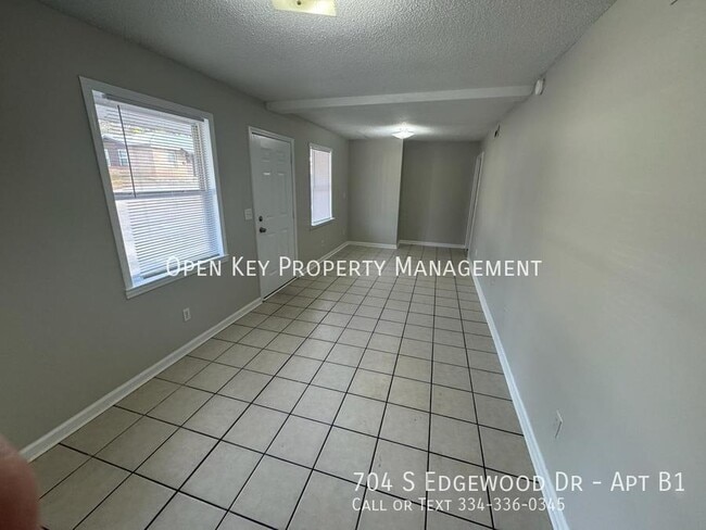 Building Photo - 704 S Edgewood Dr