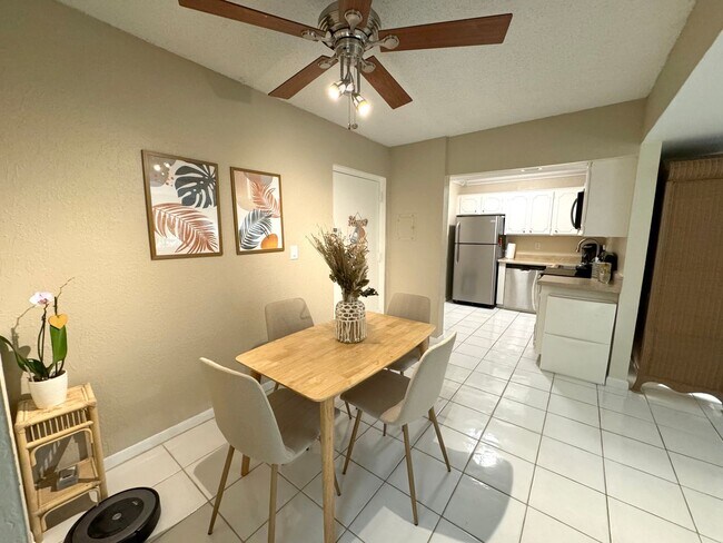 Foto del edificio - 5-Min Walk to FAU – Private Room in Furnished 2/2 Condo w/ Pool & Canal Views – $1550