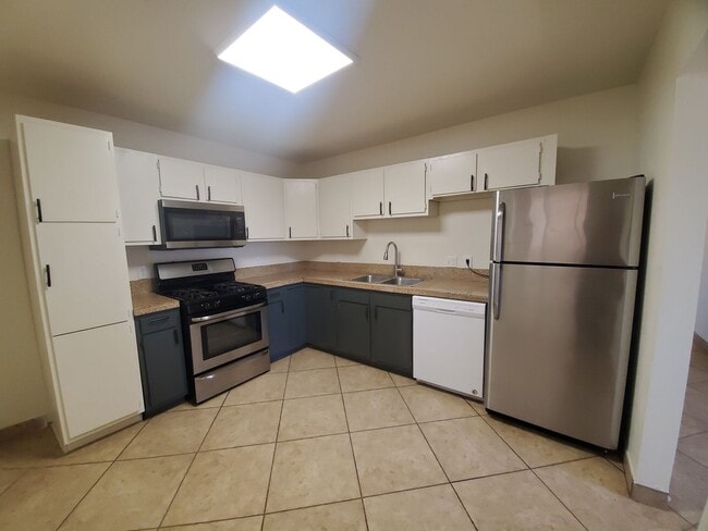 Building Photo - 4 bedroom, 1.5 bath - North Phoenix - Big ...