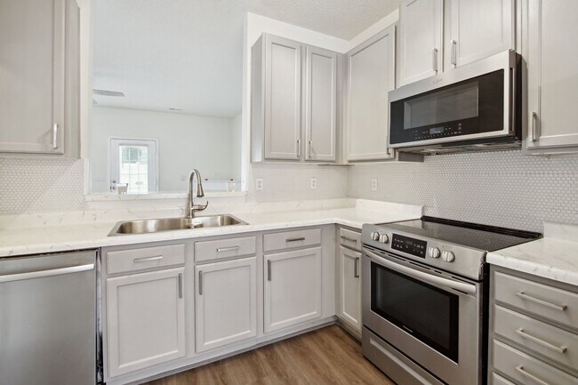 Foto del edificio - 3 Bedroom Townhome in Raleigh
