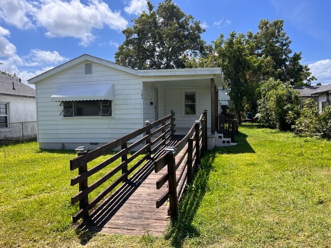 Building Photo - 2 bedroom home in Historic Downtown Walkin...