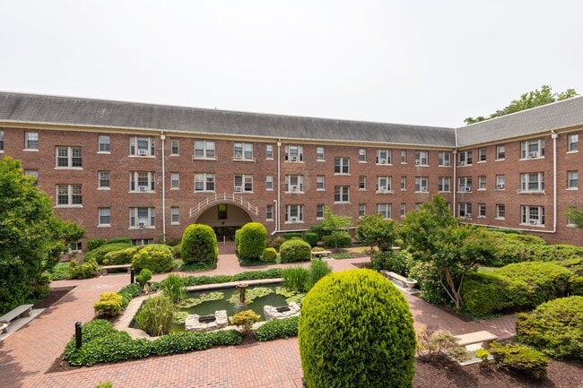 Beautiful courtyard - Kew Gardens