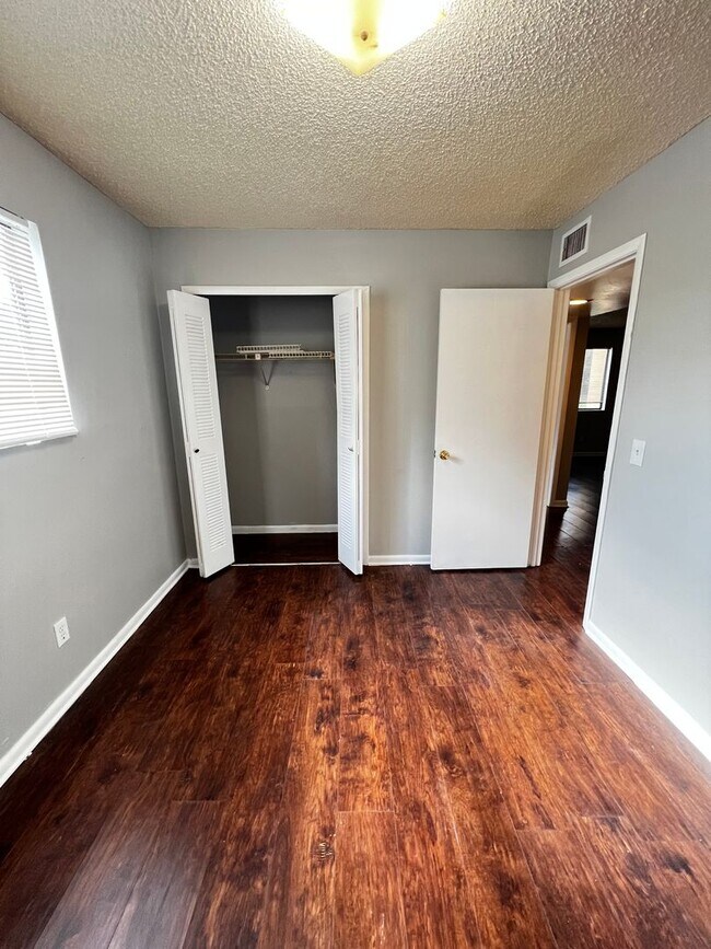 Foto del edificio - First floor 2/1 Available for Move in! Affordable and Conveniently Located!