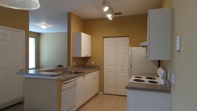 Building Photo - First Floor 3/2 Condo in the Gated Crescen...