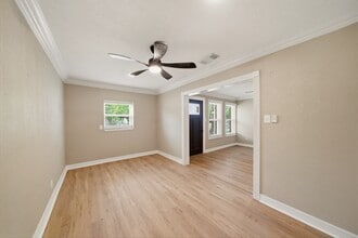 Building Photo - 417 13th Ave N