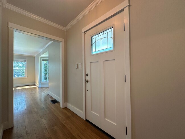 Building Photo - Gorgeous lakehouse 2 bed home - Lake Access!