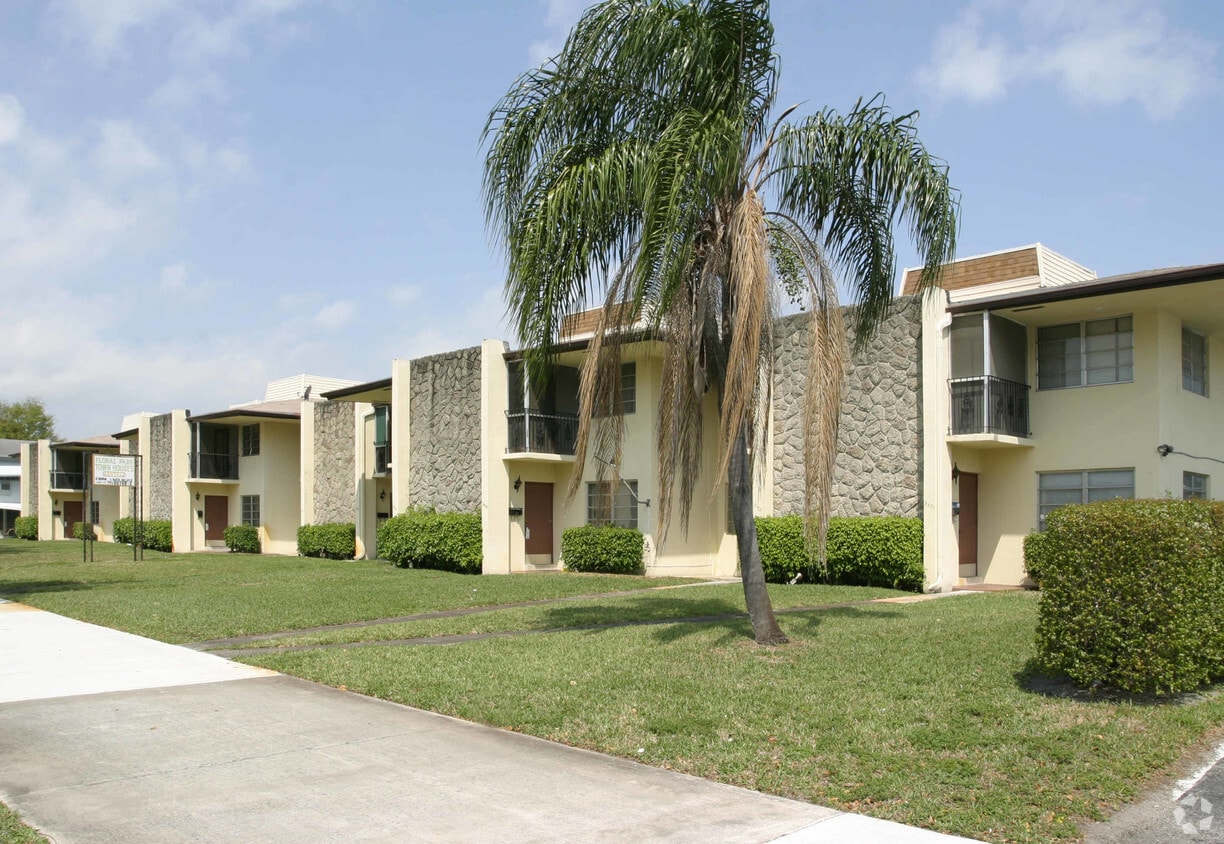 Floral Park Townhomes Apartments in Hollywood, FL