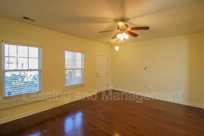 Foto del edificio - 4946 Ballantine Dr