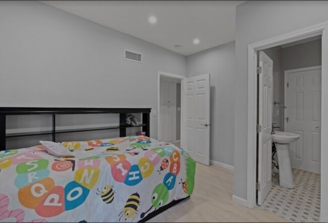 Bedroom - 6540 Hayvenhurst Ave