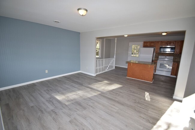 Building Photo - 4 Bedroom Home For Rent Over The River!