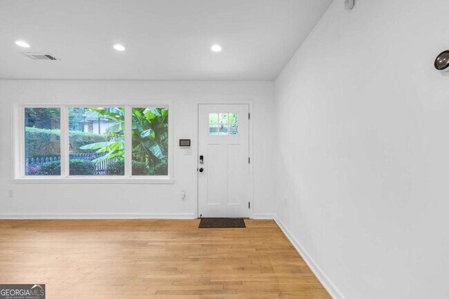 Building Photo - 844 Deckner Ave SW